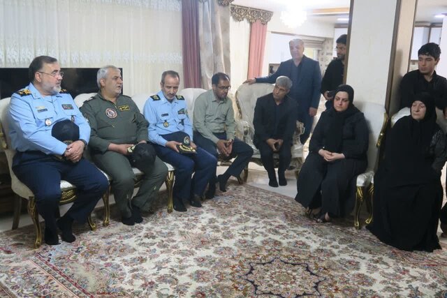 دیدار امیرسرتیپ واحدی با خانواده شهدای خلبان سانحه بالگرد رئیسجمهور دیدار امیرسرتیپ واحدی با خانواده شهدای خلبان سانحه بالگرد رئیسجمهور