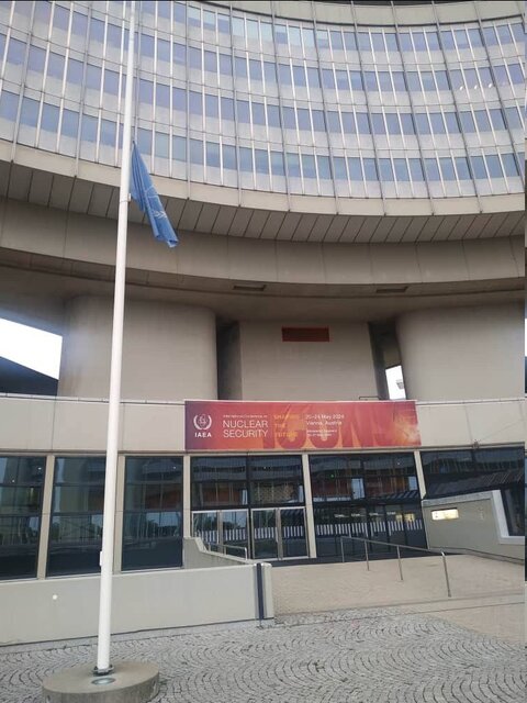 عکس آرشیوی نیمهافراشته شدن پرچم سازمان ملل و کشورهای عضو به احترام رئیسجمهور ایران در وین