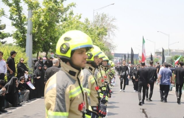 ادای احترام آتشنشانان به پیکر رئیس جمهور شهید و همراهان