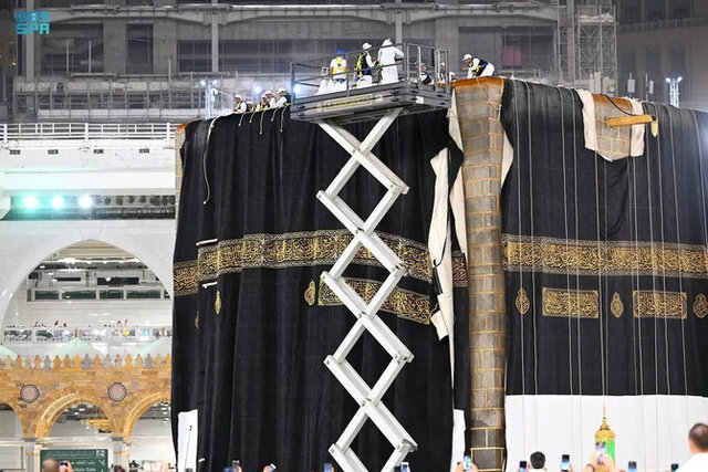 پرده کعبه بالا کشید شد + عکس