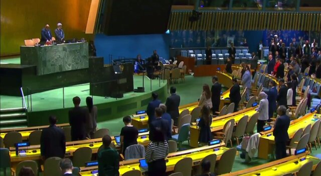سکوت یک دقیقهای در مجمع عمومی سازمان ملل به احترام شهدای خدمت ایران سکوت یک دقیقهای در مجمع عمومی سازمان ملل به احترام شهدای خدمت ایران