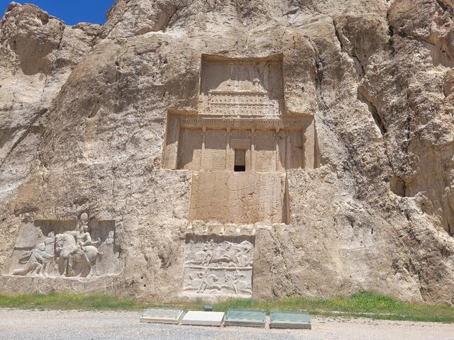 آرامگاه داریوش بزرگ در نقش رستم که دو نقش برجسته منسوب به بهرام دوم در دو صحنه جداگانه در پایین آن تصویر شده است. عکس از سمیه حسنلو، خبرنگار ایسنا وضعیت نقشبرجستههای ساسانی نگرانکننده است