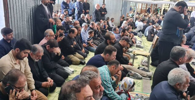 عکس تزئینی است حضور مخبر در مراسم خاکسپاری شهید موسوی