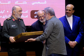 تجلیل از مهران رجبی، بازیگر سینما و تلویزیون در اختتامیه جام رسانهای امید با حضور سردار سرلشکر پاسدار حسین سلامی، فرمانده کل سپاه پاسداران انقلاب اسلامی