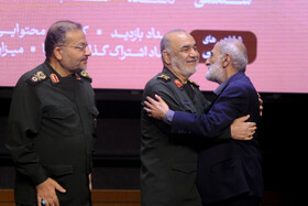 تجلیل از حسین شریعتمداری، مدیر مسئول روزنامه کیهان در اختتامیه جام رسانهای امید با حضور سردار سرلشکر پاسدار حسین سلامی، فرمانده کل سپاه پاسداران انقلاب اسلامی