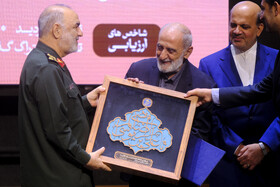 تجلیل از حسین شریعتمداری، مدیر مسئول روزنامه کیهان در اختتامیه جام رسانهای امید با حضور سردار سرلشکر پاسدار حسین سلامی، فرمانده کل سپاه پاسداران انقلاب اسلامی