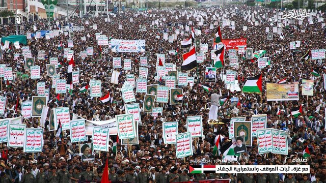 تصاویر رئیسجمهور شهید ایران در تجمع میلیونی مردم یمن برای حمایت از فلسطین