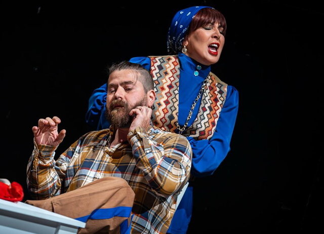 نمایش «خارشتر» بازیگرانی که روی صحنهاند