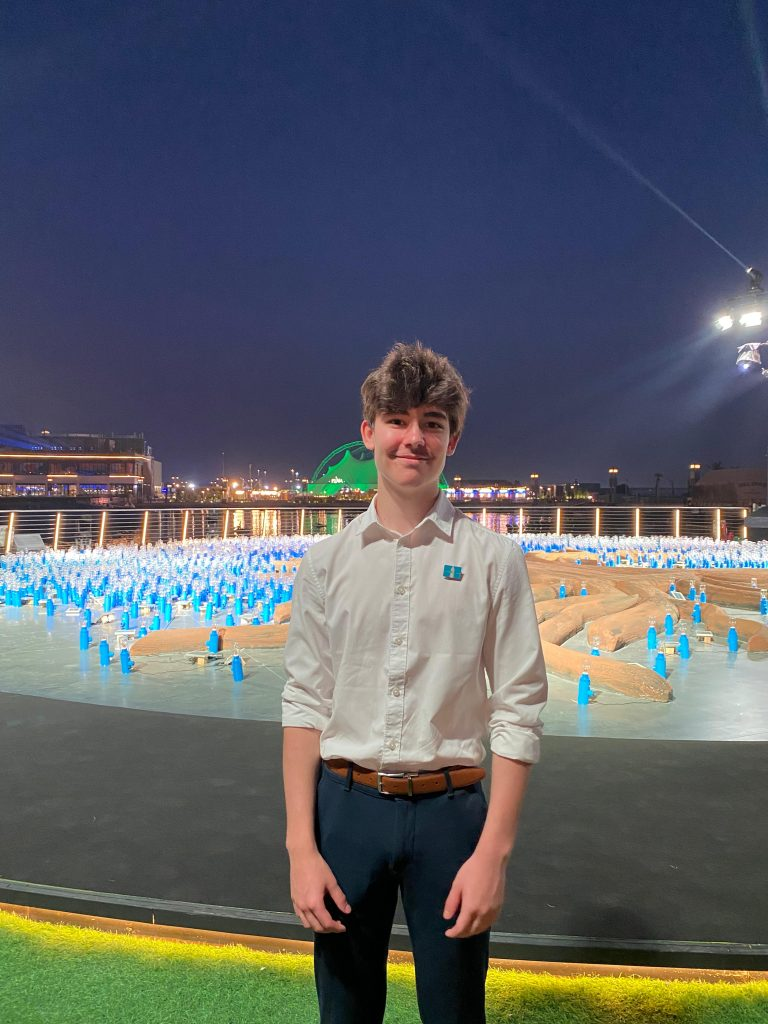 رکورد نمایش بزرگترین لامپ خورشیدی جهان در امارات شکسته شد