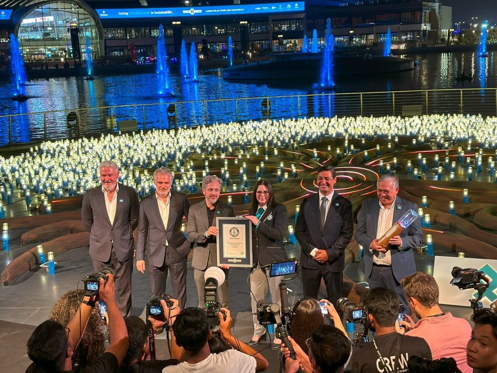 رکورد نمایش بزرگترین لامپ خورشیدی جهان در امارات شکسته شد