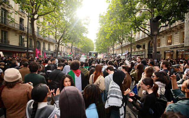 تظاهرات فرانسوی‌ها در محکومیت کشتار آوارگان در رفح