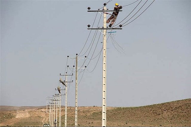 بهسازی شبکه برق ۳۰۰ روستای خوزستان/ تجهیز عشایر به سیستم‌های خورشیدی قابل حمل