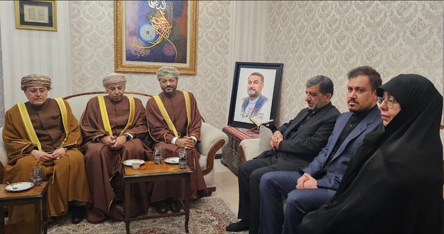 حضور وزیر خارجه عمان در منزل شهید امیرعبداللهیان همسر شهید امیرعبداللهیان: ایشان علاقهمند به توسعه روابط  با عمان بود
