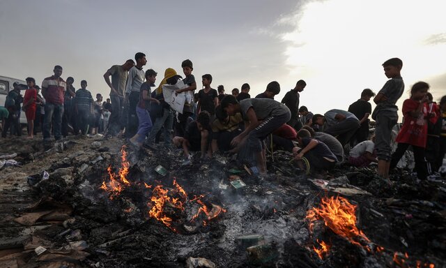 تجمع فلسطینیان در محل حمله ششم خرداد رژیم صهیونیستی به اردوگاه آوارگان در رفح گاردین: حملات غیرانسانی اسرائیل به رفح اجرای «دکترین ضاحیه» است