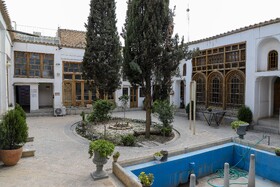 خانه تاریخی ابطحی که متعلق به اواخر دوران صفوی و اوایل دوران قاجار است و تا سال ۱۳۸۶ مسکونی بوده و در همان سال نیز ثبت ملی می‌شود.