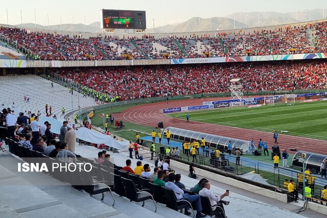 عبور اتوبوس استقلال از میان تماشاگران پرسپولیس!