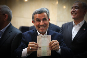 محمود احمدی‌نژاد در چهارمین روز ثبت نام کاندیداهای چهاردهمین دوره انتخابات ریاست جمهوری