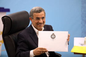 محمود احمدی‌نژاد در چهارمین روز ثبت نام کاندیداهای چهاردهمین دوره انتخابات ریاست جمهوری