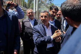 تجمع حامیان محمود احمدی‌نژاد در محوطه وزارت کشور