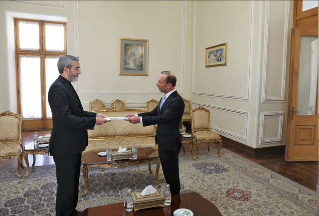 تسلیم رونوشت استوارنامه سفیر جدید استرالیا به باقری تسلیم رونوشت استوارنامه سفیران جدید استرالیا و مجارستان به باقری