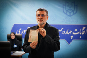 امیرحسین قاضی‌زاده هاشمی در آخرین روز ثبت نام کاندیداهای چهاردهمین دوره انتخابات ریاست جمهوری