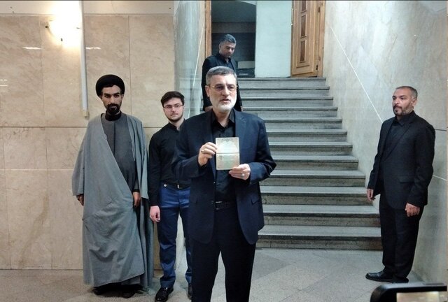 امیرحسین قاضیزاده هاشمی داوطلب کاندیداتوری انتخابات ریاستجمهوری شد امیرحسین قاضیزاده هاشمی داوطلب کاندیداتوری انتخابات ریاستجمهوری شد