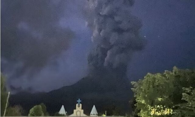 عکس آرشیوی است فوران آتشفشان در فیلیپین/ ۸۴ هزار روستایی از منطقه تخلیه میشوند