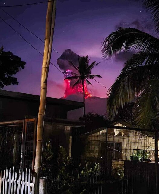 فوران کوه آتشفشانی «کانلاون» در فیلیپین/ عکس: خبرگزاری فرانسه فوران آتشفشان، آسمان فیلیپین را بنفش کرد