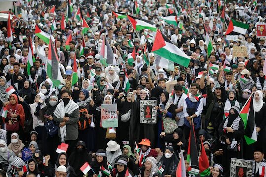 تظاهرات اندونزیاییها در حمایت از فلسطین مقابل سفارت آمریکا در جاکارتا واشنگتن پست: غرب انتظار این حد از خشم شرق آسیا را نداشت