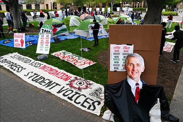 تصویر رئیس دانشگاه استنفورد در تظاهرات دانشجویان (عکس آرشیوی است) تحصن حامیان فلسطین در دفتر رئیس استنفورد / ۱۳ دانشجو بازداشت شدند