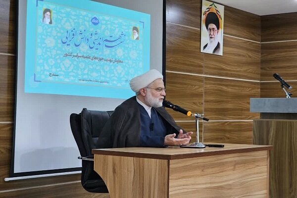 عالم اخلاقی باید رفتار فرهنگی داشته باشد عالم اخلاقی باید رفتار فرهنگی داشته باشد
