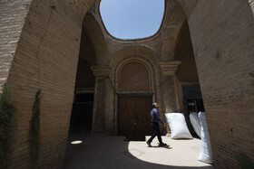 ورودی بانک شاهی در میدان خان شهر یزد