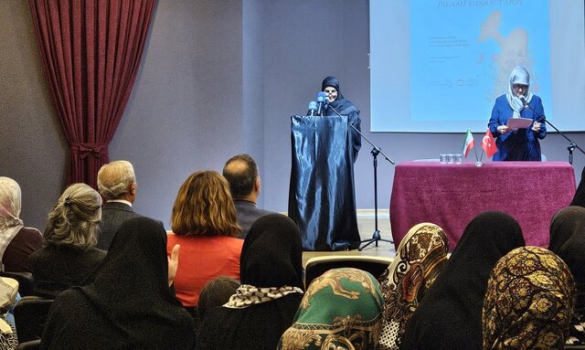 حقوق زن در اسلام با تکیه بر اندیشههای امام خمینی(ره) بررسی شد