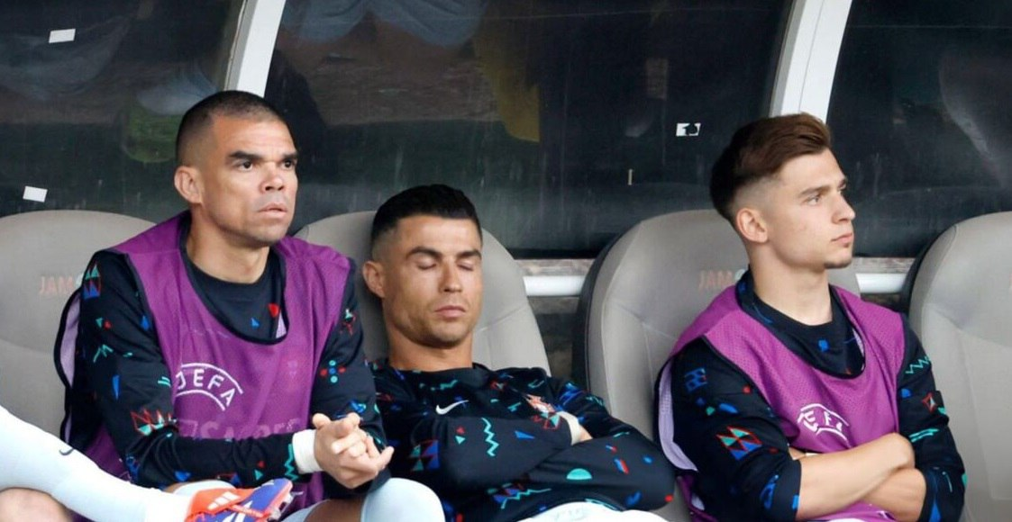 عکس/ خواب آرام رونالدو روی نیمکت پرتغال؛ ز غوغای فوتبال فارغ!