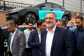علیرضا زاکانی، شهردار تهران در مراسم تحویل ١٠٠٠ دستگاه تاکسی برقی به ناوگان حمل‌ونقل عمومی شهر تهران