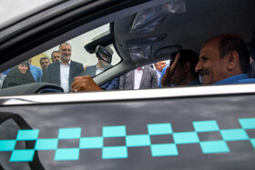 علیرضا زاکانی، شهردار تهران در مراسم تحویل ١٠٠٠ دستگاه تاکسی برقی به ناوگان حمل‌ونقل عمومی شهر تهران
