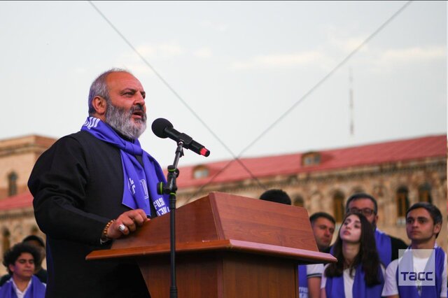 اسقف اعظم ارمنستان «باگرات گالستانیان» اسقف اعظم ارمنستان درخواست ۴ روز اعتراض کرد/ سفر مقام آمریکایی به ایروان