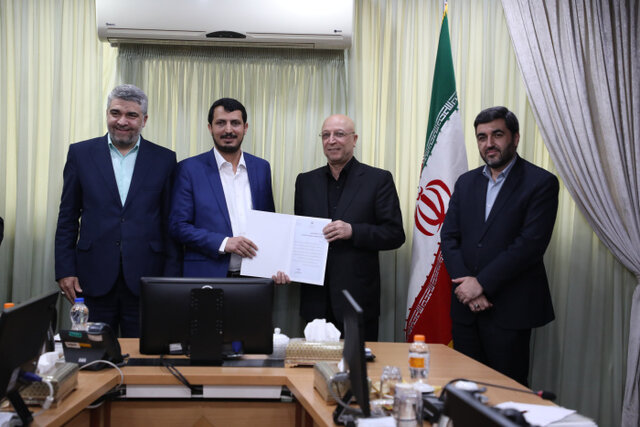 تجلیل وزیر علوم از مجریان پروژه پنچره خدمات هوشمند دانشگاهی تجلیل وزیر علوم از مجریان پروژه پنچره خدمات هوشمند دانشگاهی