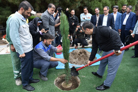 کاشت نهال در مجتمع فولاد مبارکه در حاشیه سفر وزیر امور اقتصاد و دارایی به اصفهان