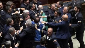 زد و خورد در پارلمان ایتالیا؛ یک نماینده راهی بیمارستان شد