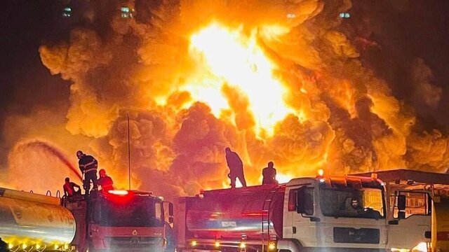 زخمی شدن بیش از ۱۰ تن تاکنون در آتشسوزی گسترده پالایشگاه نفت در «اربیل» عراق زخمی شدن بیش از ۱۰ تن تاکنون در آتشسوزی گسترده پالایشگاه نفت در «اربیل» عراق