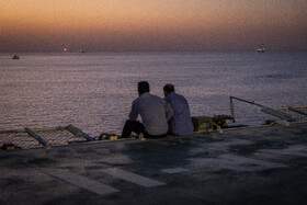 استراحت بعد از یک شیفت کاری در غروب خلیج فارس