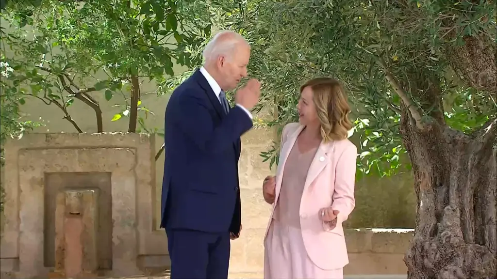 گاف‌های بایدن در ایتالیا؛ از آغوش خانم نخست‌وزیر تا بی‌اعتنایی به مراسم!
