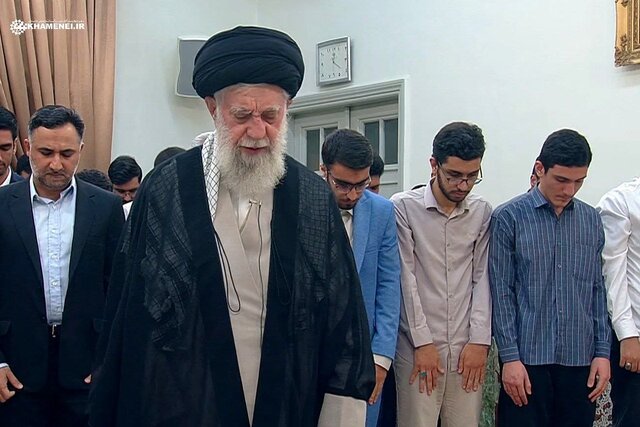 اقامه نماز ظهر امروز جمعی مدالآوران علمی ایران به امامت رهبر انقلاب اقامه نماز ظهر امروز جمعی مدالآوران علمی ایران به امامت رهبر انقلاب