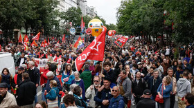 راهپیمایی هزاران نفری فرانسوی‌ها در آستانه انتخابات پارلمانی زودهنگام