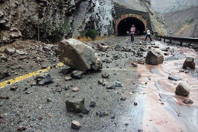 ریزش کوه در جاده چالوس/ جاده مسدود شد