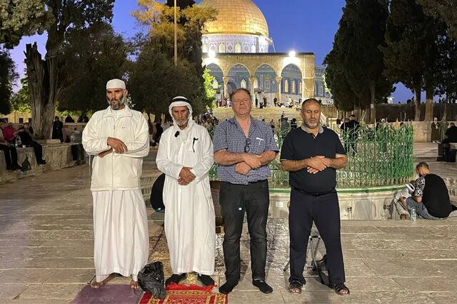 اقامه نماز عید قربان در مسجدالاقصی در میان حملات اشغالگران اقامه نماز عید قربان در مسجدالاقصی در میان حملات اشغالگران