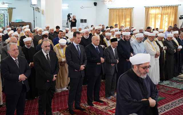 حضور بشار اسد در نماز عید قربان در مسجد الروضه دمشق حضور بشار اسد در نماز عید قربان در مسجد الروضه دمشق