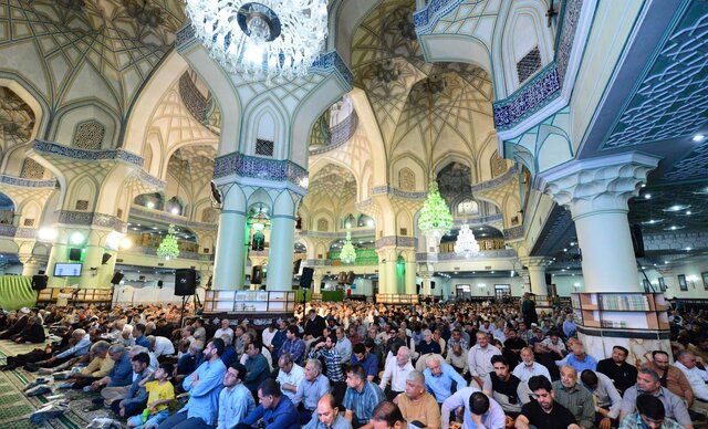 دعای عرفه در آستان عبدالعظیم الحسنی با حضور زائران دل شکسته و دستهای خالی/خدایا ما را هم ببین