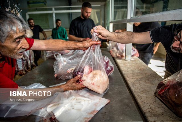 عکس آرشیوی است. روشهای مشارکت مردم در پویش «نذر قربانی»/ توزیع نذورات با اولویت خانوارهای پرعائله، بیمار و سالمند